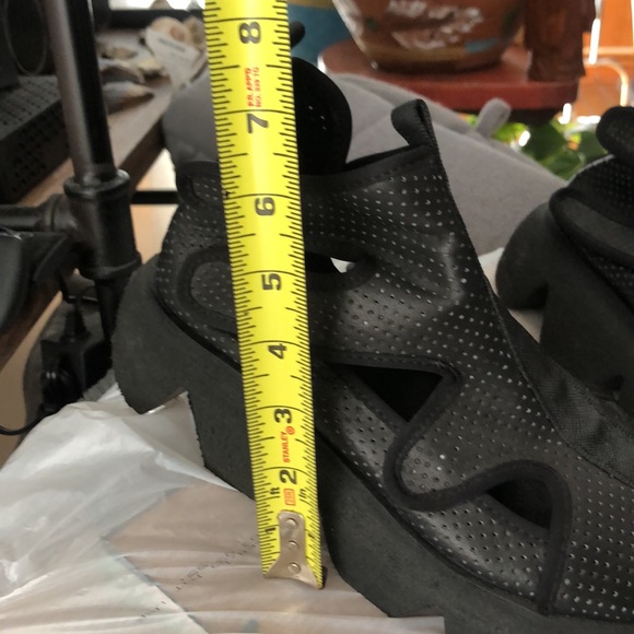 Black Slide On Shoe. No Additional markings telling me a name?? - Picture 6 of 7